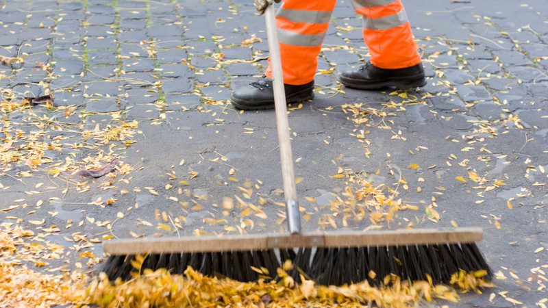 Для прибирання Дніпровського району закуповують понад 66 тисяч мітл та віників