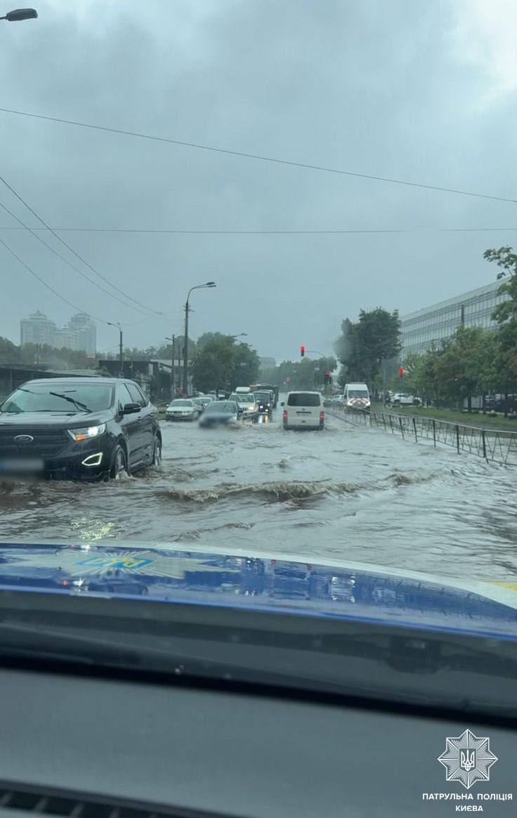 У столиці через аномальну кількість опадів зафіксовані локальні підтоплення щонайменше на 10 вулицях У столиці через аномальну кількість опадів зафіксовані локальні підтоплення щонайменше на 10 вулицях