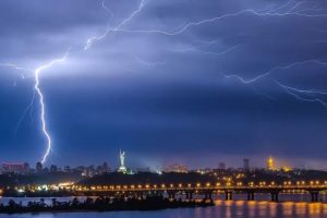 Мешканців столиці та Київщини попереджають про можливі сьогодні грози Мешканців столиці та Київщини попереджають про можливі сьогодні грози