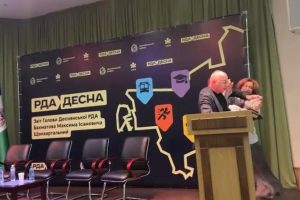 Глава Деснянської РДА Бахматов застосував насилля до заступниці голови КМДА Старостенко (відео) Глава Деснянської РДА Бахматов застосував насилля до заступниці голови КМДА Старостенко (відео)