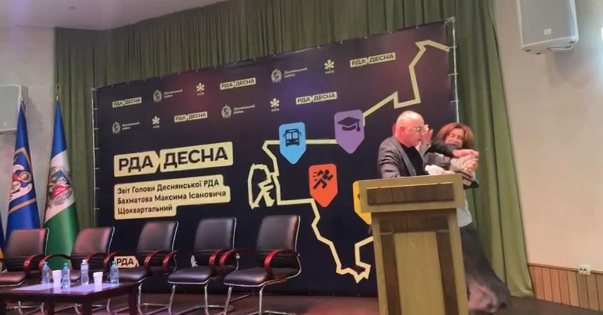 Глава Деснянської РДА Бахматов застосував насилля до заступниці голови КМДА Старостенко (відео)