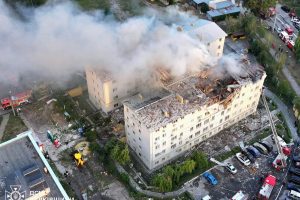 У Харкові через удар рф по багатоповерхівці загинуло 4 людей, серед яких 1,5-річна дівчинка (фото, відео) У Харкові через удар рф по багатоповерхівці загинуло 4 людей, серед яких 1,5-річна дівчинка (фото, відео)