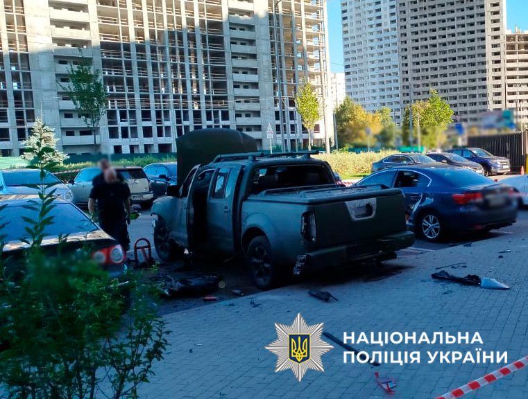 Поліція зʼясовує обставини вибуху авто у Подільському районі (фото)