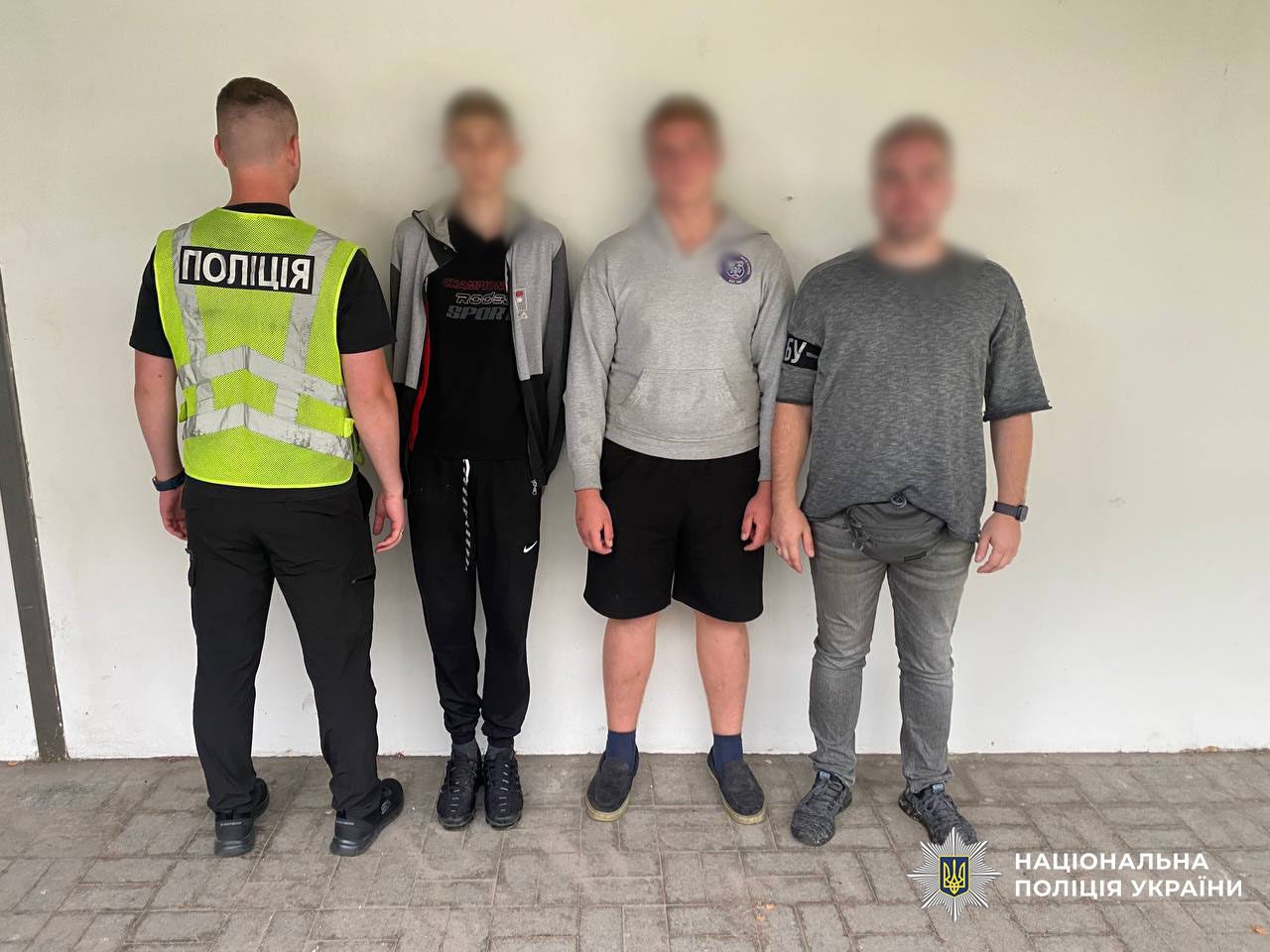 Правоохоронці затримали двох юнаків, які підпалили авто військового у Дарницькому районі