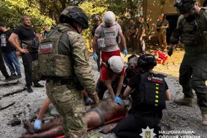 У Запоріжжі внаслідок ракетного удару постраждало 17 людей (фото) У Запоріжжі внаслідок ракетного удару постраждало 17 людей (фото)