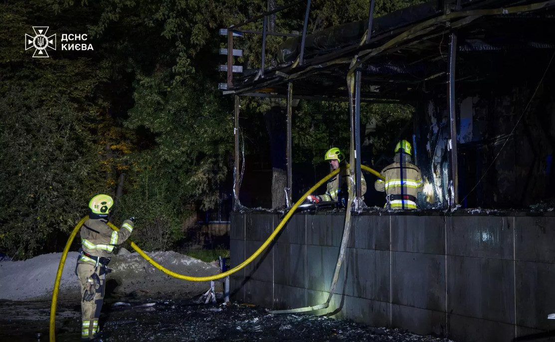 Вночі невідомі підпалили будівлю НАУ, яку орендує нічний клуб “Форсаж” (відео)