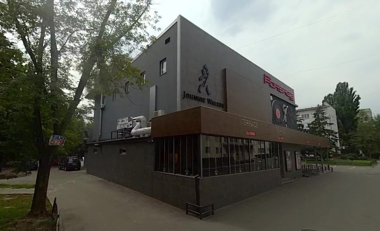 Вночі невідомі підпалили будівлю НАУ, яку орендує нічний клуб “Форсаж” (відео)