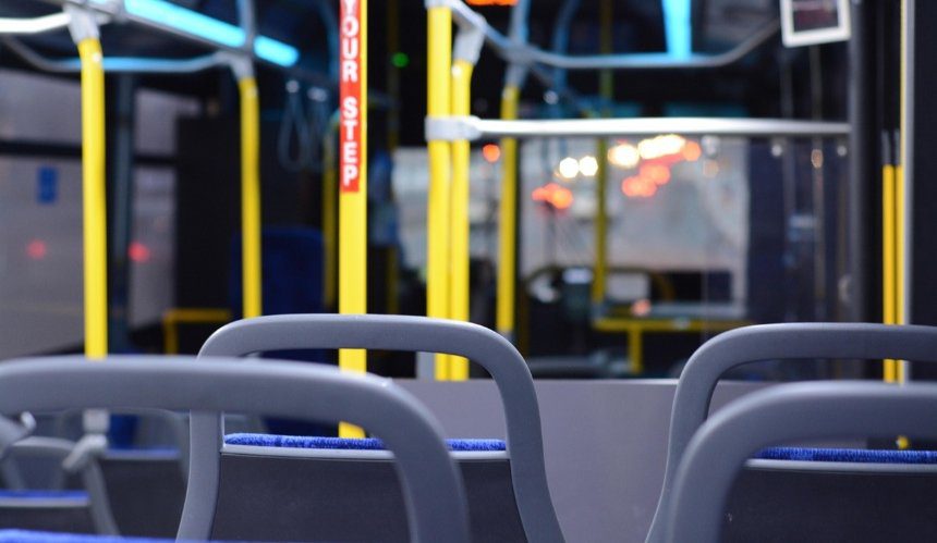 У столиці на Лісовому масиві тимчасово змінять маршрути тролейбусів і автобусів через ремонт тепломережі (схеми)