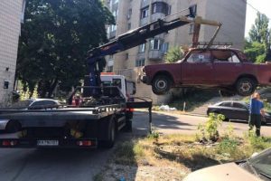 КМВА: у дворах та на вулицях Києва залишились неприбраними 194 автівки, обліковані як занедбані