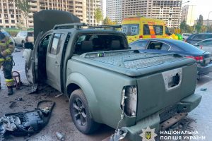 Поліція зʼясовує обставини вибуху авто у Подільському районі (фото)