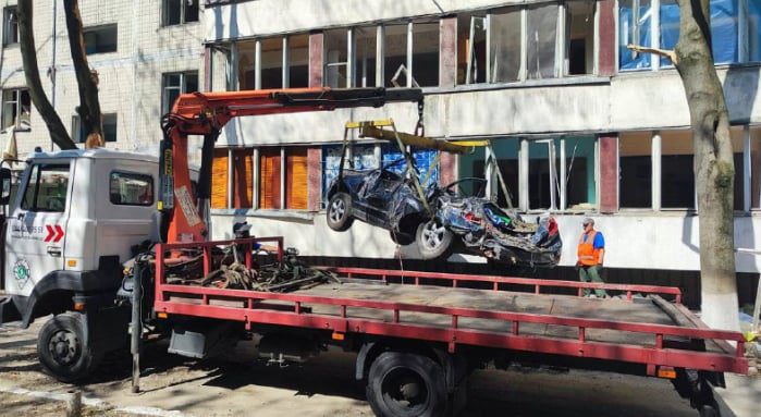 КМВА: у дворах та на вулицях Києва залишились неприбраними 194 автівки, обліковані як занедбані