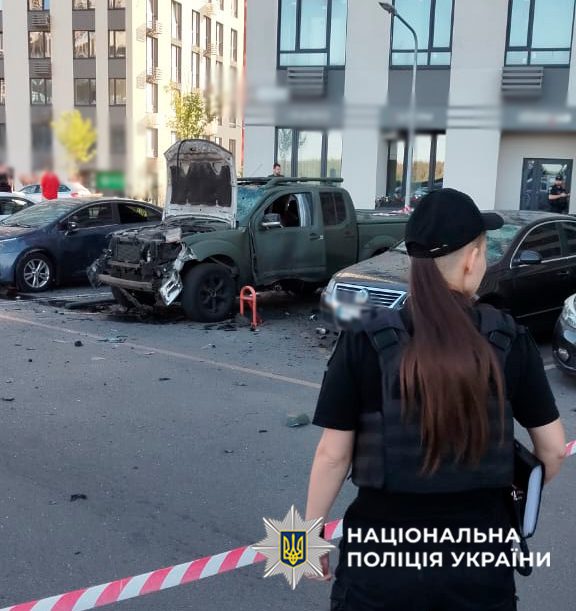 Поліція зʼясовує обставини вибуху авто у Подільському районі (фото)