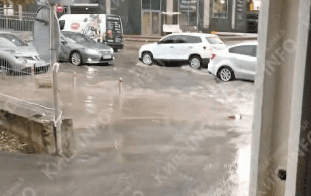 У Києві негода, гідрослужби борються з підтопленнями у столиці