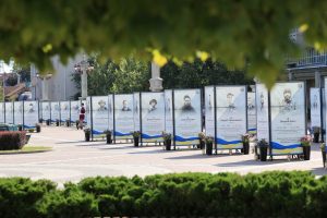 Поліція встановила жінку, яка пошкодила портрети загиблих Героїв на Алеї пам’яті в Ірпені Поліція встановила жінку, яка пошкодила портрети загиблих Героїв на Алеї пам’яті в Ірпені