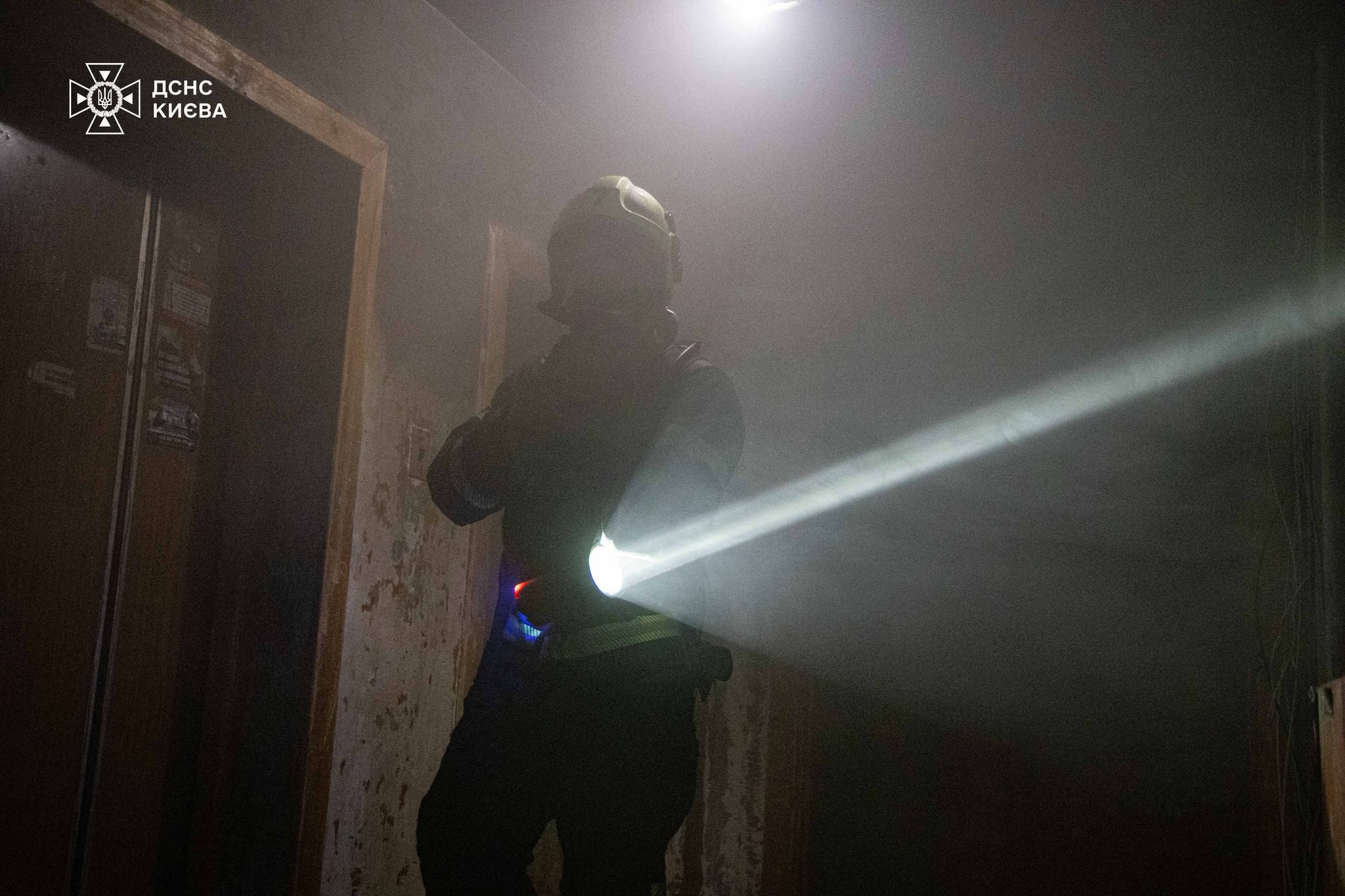 У Дніпровському районі столиці при пожежі в п'ятиповерхівці загинула жінка (відео)