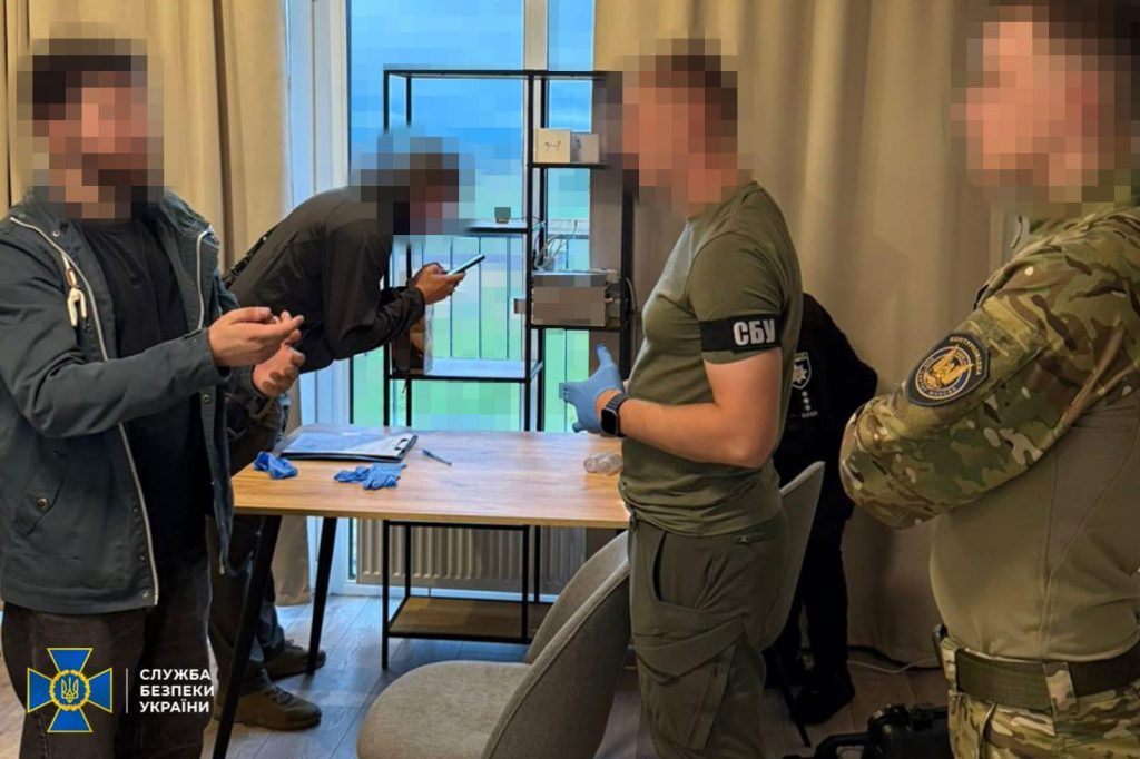 Шпигун і коригувальник: СБУ затримала киянина, що згодився заради легкого заробітку стати агентом фсб
