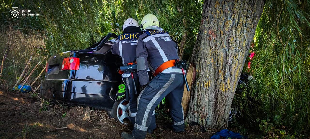 На Білоцерківщині автомобіль влетів у дерево: загинув 12-річний хлопчик, постраждала жінка На Білоцерківщині автомобіль влетів у дерево: загинув 12-річний хлопчик, постраждала жінка