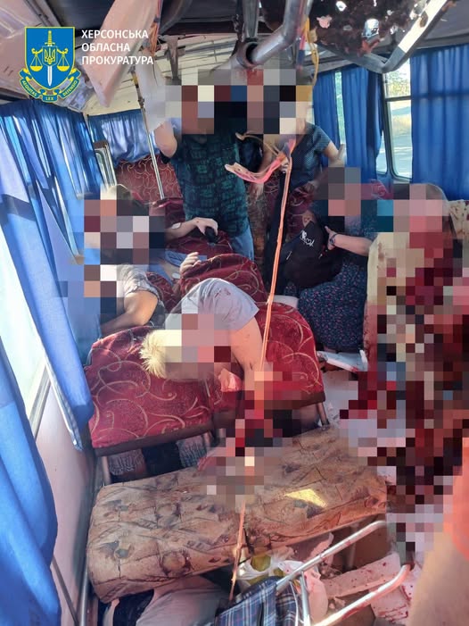 Удар БпЛА по автобусу під Херсоном: двоє вбитих, 16 поранених Удар БпЛА по автобусу під Херсоном: двоє вбитих, 16 поранених