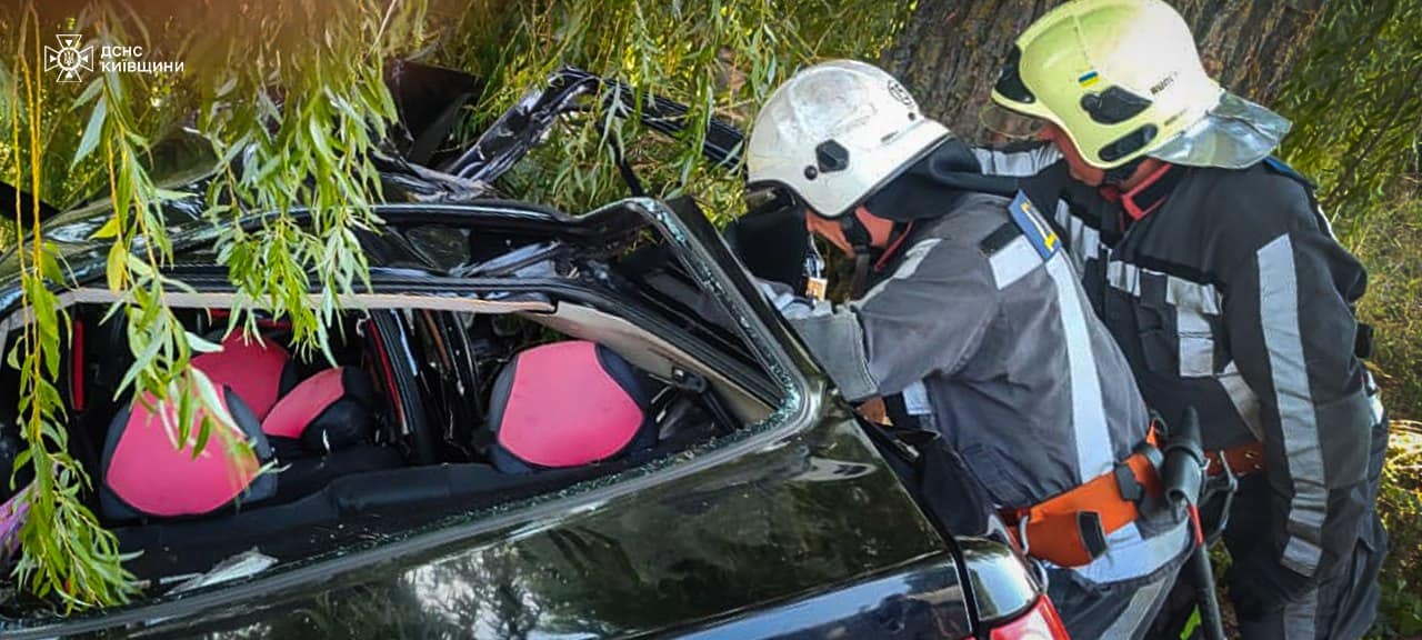 На Білоцерківщині автомобіль влетів у дерево: загинув 12-річний хлопчик, постраждала жінка На Білоцерківщині автомобіль влетів у дерево: загинув 12-річний хлопчик, постраждала жінка