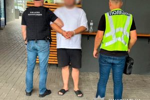 У Києві затримали чоловіка, який за “символічну” плату оформлював фіктивні довідки про непридатність до служби