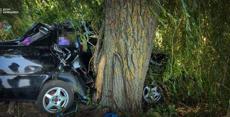 На Білоцерківщині автомобіль влетів у дерево: загинув 12-річний хлопчик, постраждала жінка
