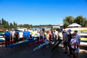 Микола Калашник передав відділенню веслування «Центра олімпійської підготовки» сертифікат на 8 сучасних байдарок Микола Калашник передав відділенню веслування «Центра олімпійської підготовки» сертифікат на 8 сучасних байдарок