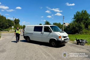 На Білоцерківщині двоє підлітків на мопеді в’їхали у мікроавтобус – дітей госпіталізували На Білоцерківщині двоє підлітків на мопеді в’їхали у мікроавтобус - дітей госпіталізували