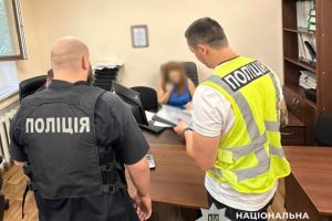 Співробітницю КО КМДА підозрюють у закупівлі бодікамер для “Муніципальної охорони” зі збитком у 1,7 млн гривень Співробітницю КО КМДА підозрюють у закупівлі бодікамер для "Муніципальної охорони" зі збитком у 1,7 млн гривень
