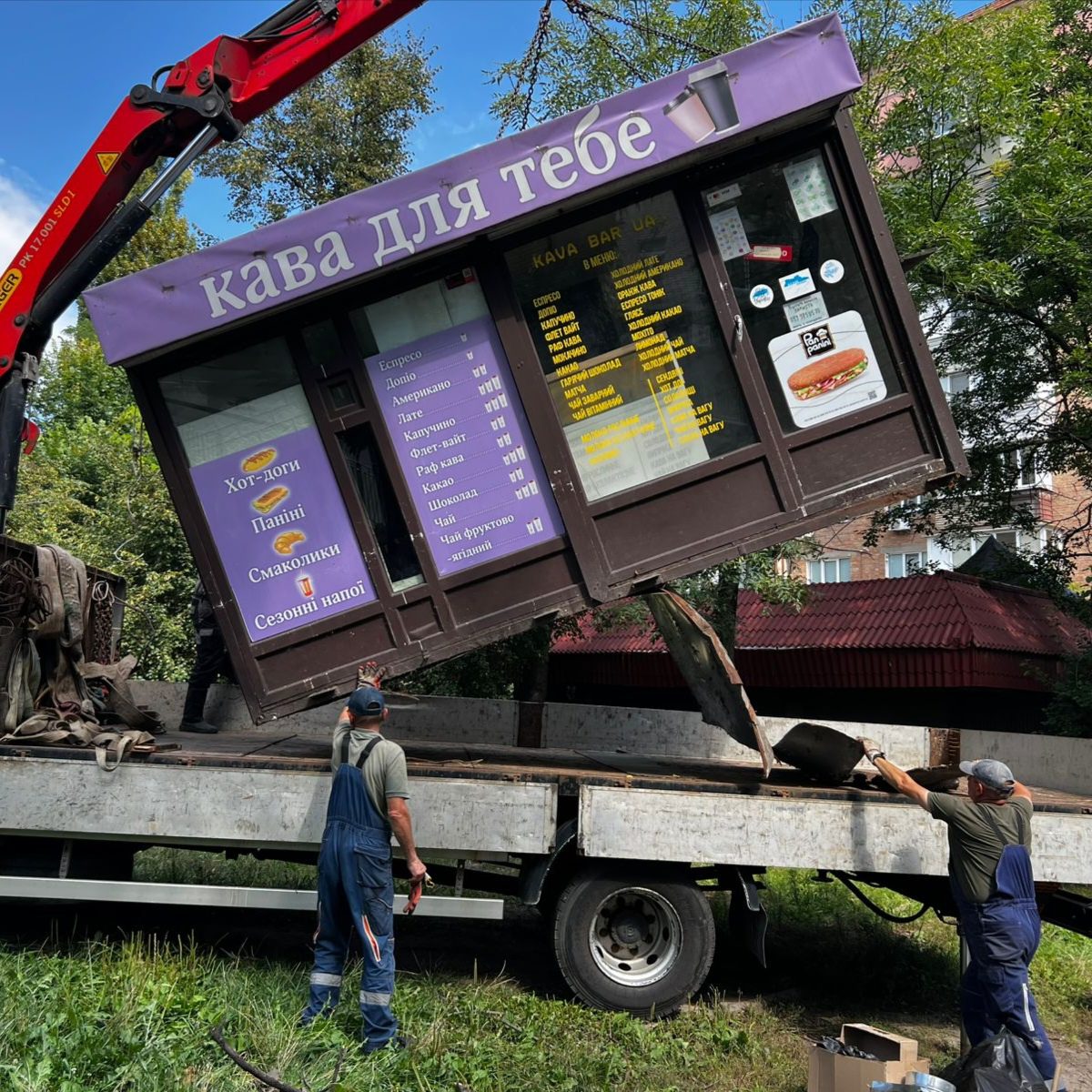 “Київблагоустрій” звільнив вулицю Петропавлівську на Подолі від тимчасових споруд (фото)