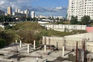 Киян закликають підписати петицію за демонтаж довгобуду біля метро «Осокорки» (фото) Киян закликають підписати петицію за демонтаж довгобуду біля метро «Осокорки» (фото)