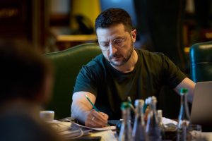 Деталі по завершенню війни збираюсь обговорити з Трампом в понеділок у Вашингтоні, – Зеленський Деталі по завершенню війни збираюсь обговорити з Трампом в понеділок у Вашингтоні, - Зеленський