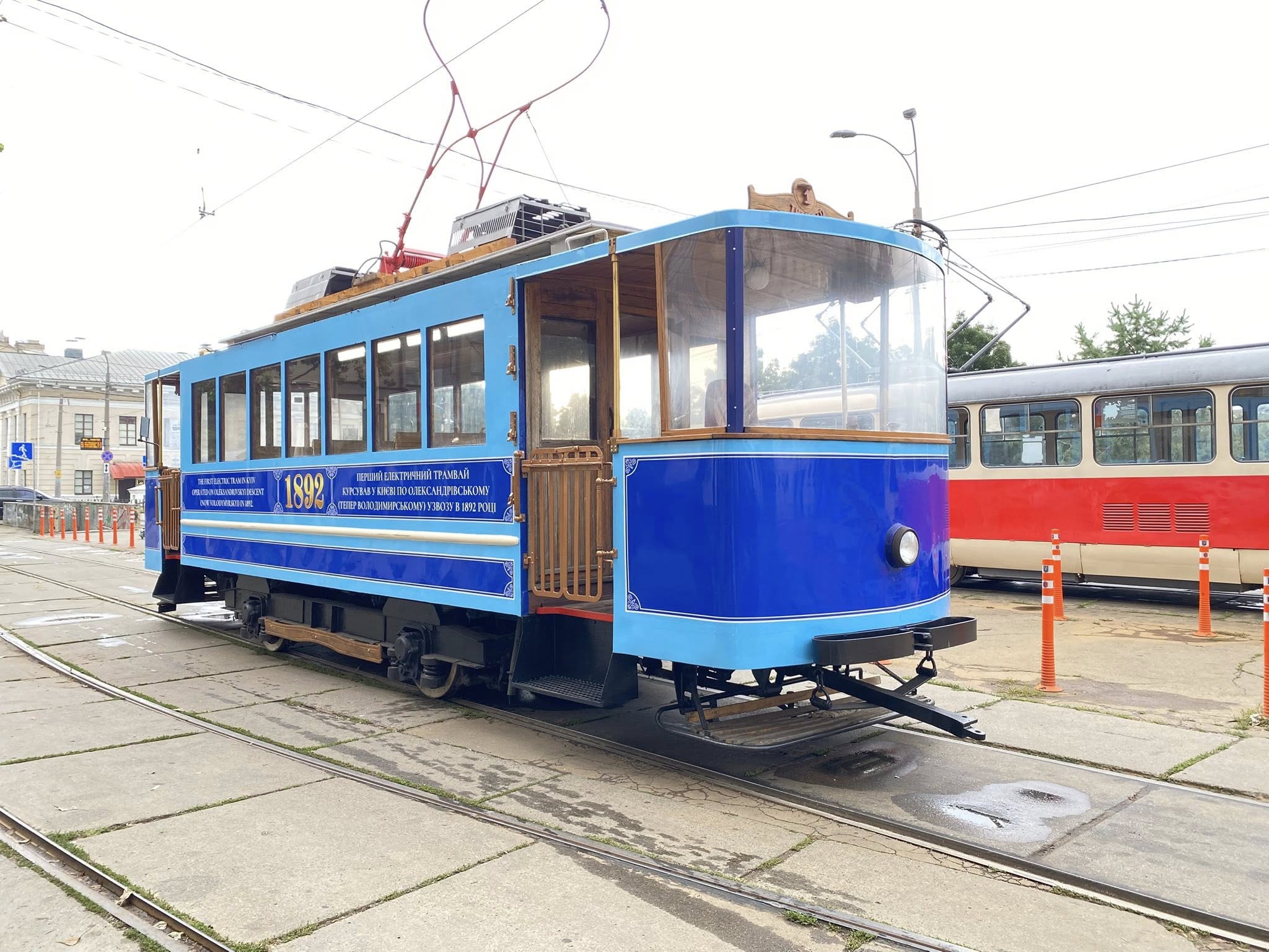 На столичному Подолі почав курсувати ретро-трамвай (фото)