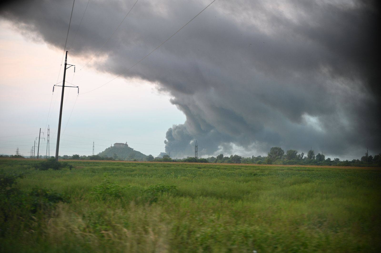 Ворог вдарив ракетами по підприємству у Мукачеві, вирує пожежа, постраждали 12 людей