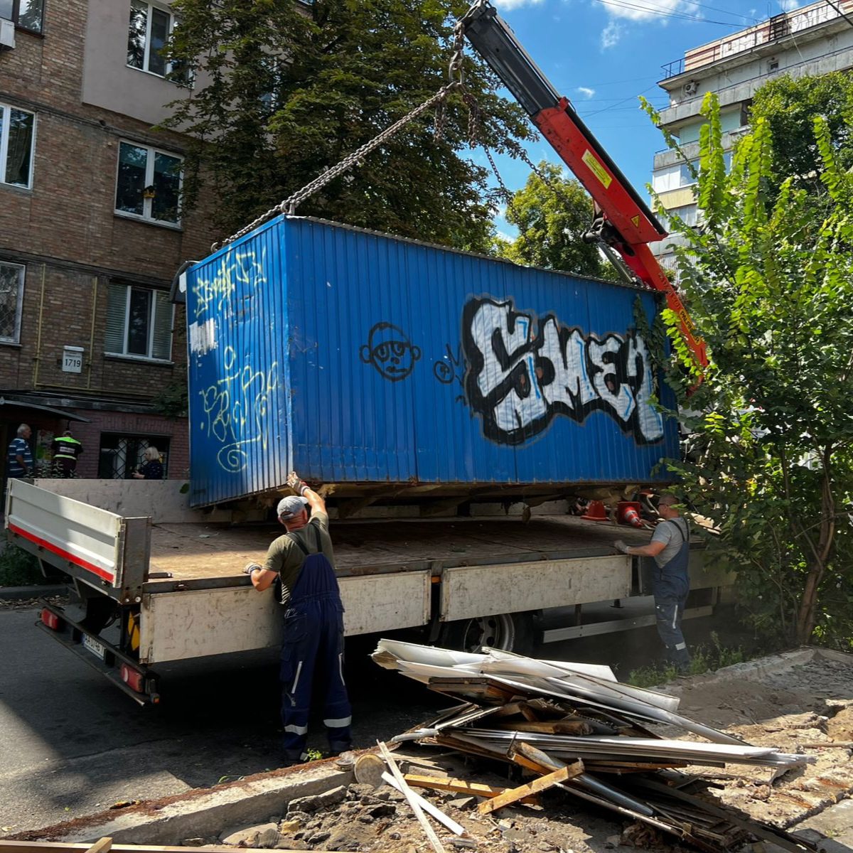 “Київблагоустрій” звільнив вулицю Петропавлівську на Подолі від тимчасових споруд (фото)