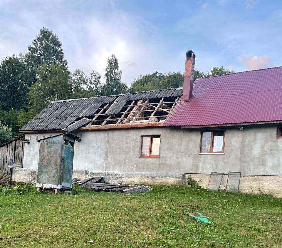 Ворог вдарив ракетами по підприємству у Мукачеві, вирує пожежа, постраждали 12 людей