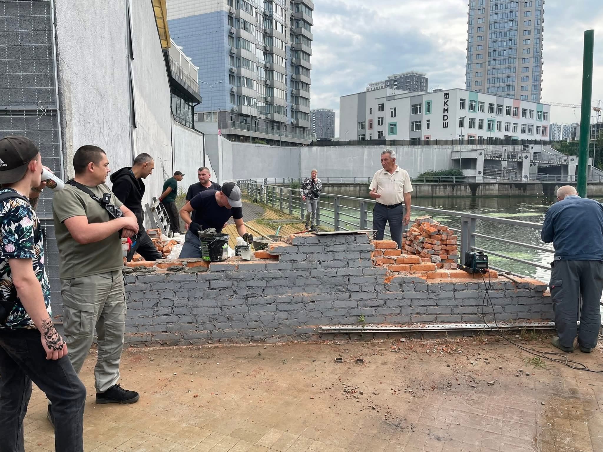 Столична влада знесла паркан, що обмежував доступ до набережної Дніпра, забудовник вже поставив новий Столична влада знесла паркан, що обмежував доступ до набережної Дніпра, забудовник вже поставив новий