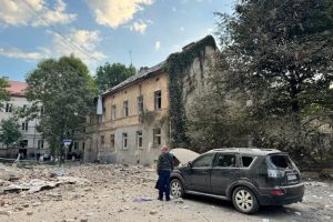 У Львові російська атака вбила людину, є постраждалі, пошкоджено десятки будинків У Львові російська атака вбила людину, є постраждалі, пошкоджено десятки будинків