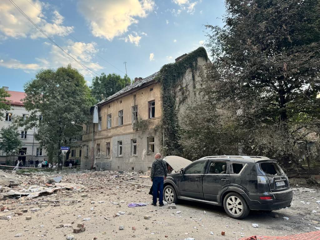 У Львові російська атака вбила людину, є постраждалі, пошкоджено десятки будинків