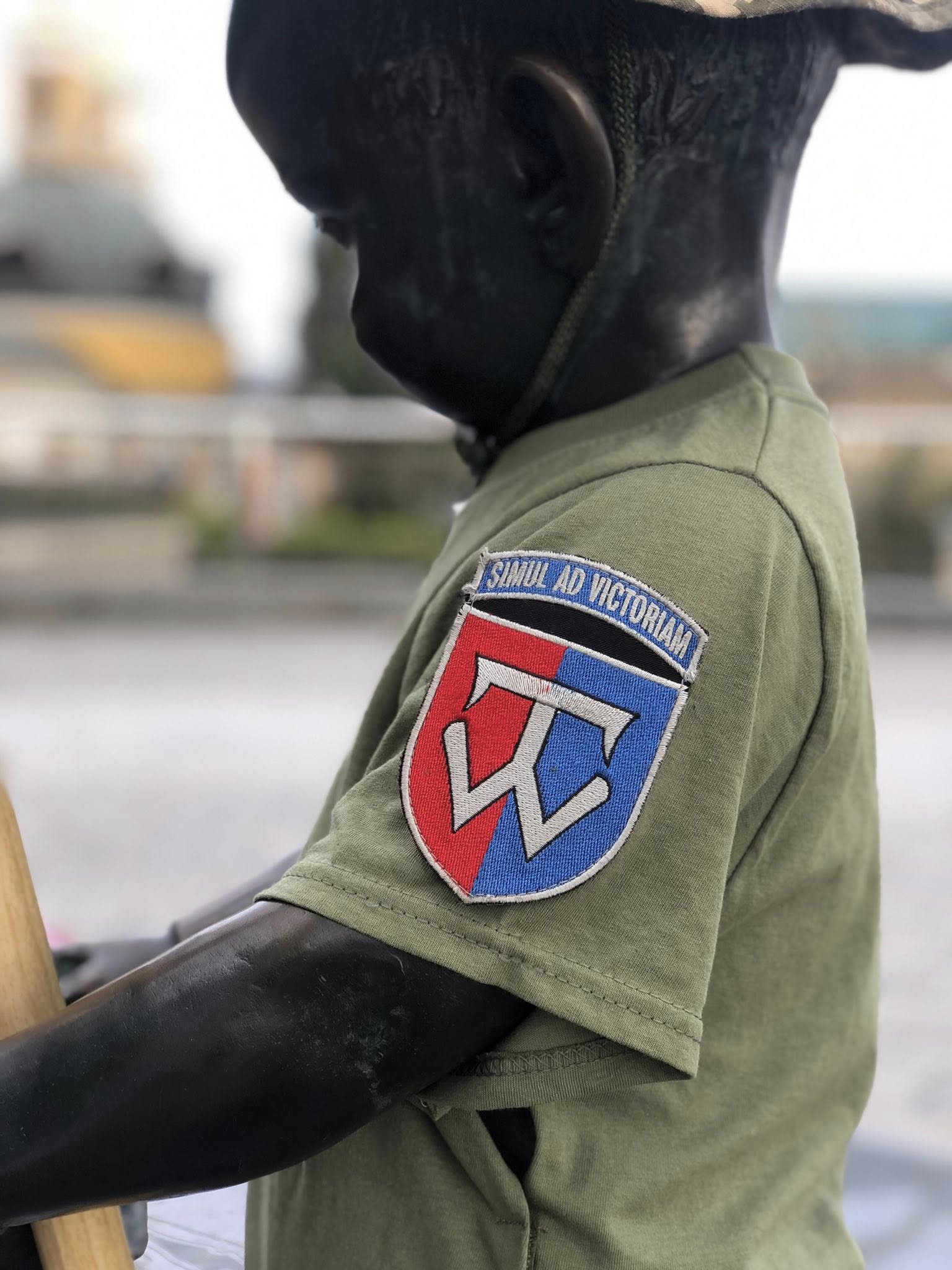 На столичному Подолі з нагоди Дня Незалежності переодягли скульптури малюків-засновників (фото)