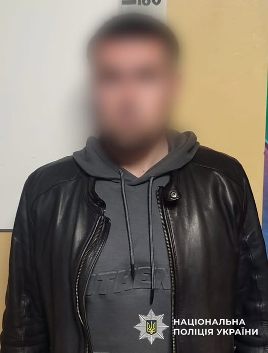 У Києві чоловік ошукав і погрозами виманив у вдови військового пів мільйона гривень