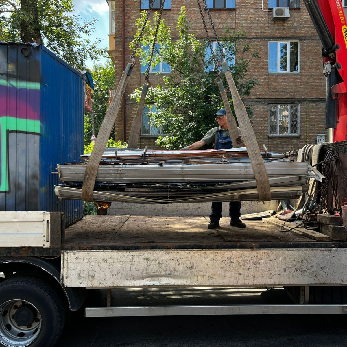 “Київблагоустрій” звільнив вулицю Петропавлівську на Подолі від тимчасових споруд (фото)