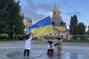 На столичному Подолі з нагоди Дня Незалежності переодягли скульптури малюків-засновників (фото) На столичному Подолі з нагоди Дня Незалежності переодягли скульптури малюків-засновників (фото)