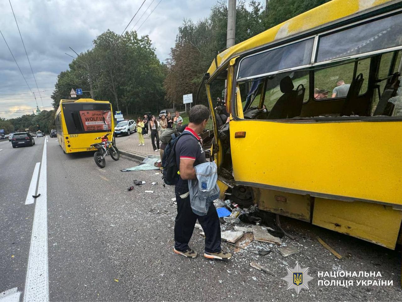 На Олени Теліги у Києві маршрутка зіткнулася з автобусом, є потерпілі На Олени Теліги у Києві маршрутка зіткнулася з автобусом, є потерпілі