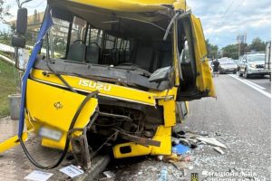 На Олени Теліги у Києві маршрутка зіткнулася з автобусом, є потерпілі На Олени Теліги у Києві маршрутка зіткнулася з автобусом, є потерпілі
