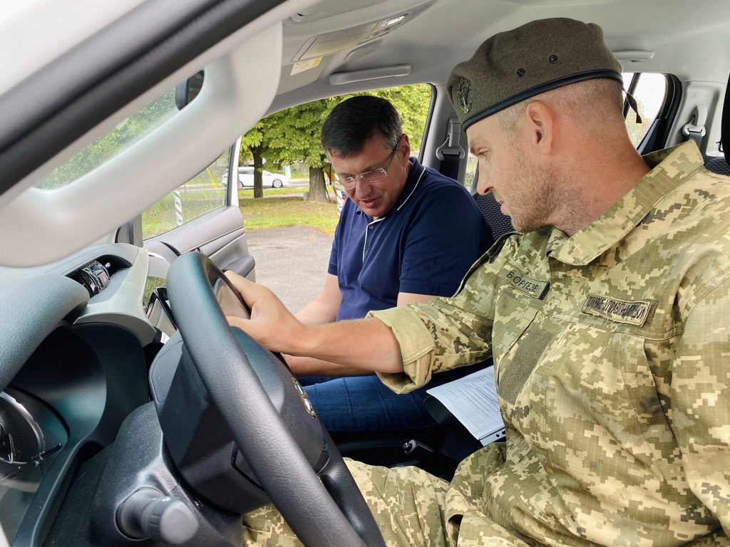 Бровари передали два авто українським військовим Бровари передали два авто українським військовим