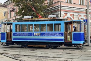 На столичному Подолі почав курсувати ретро-трамвай (фото)
