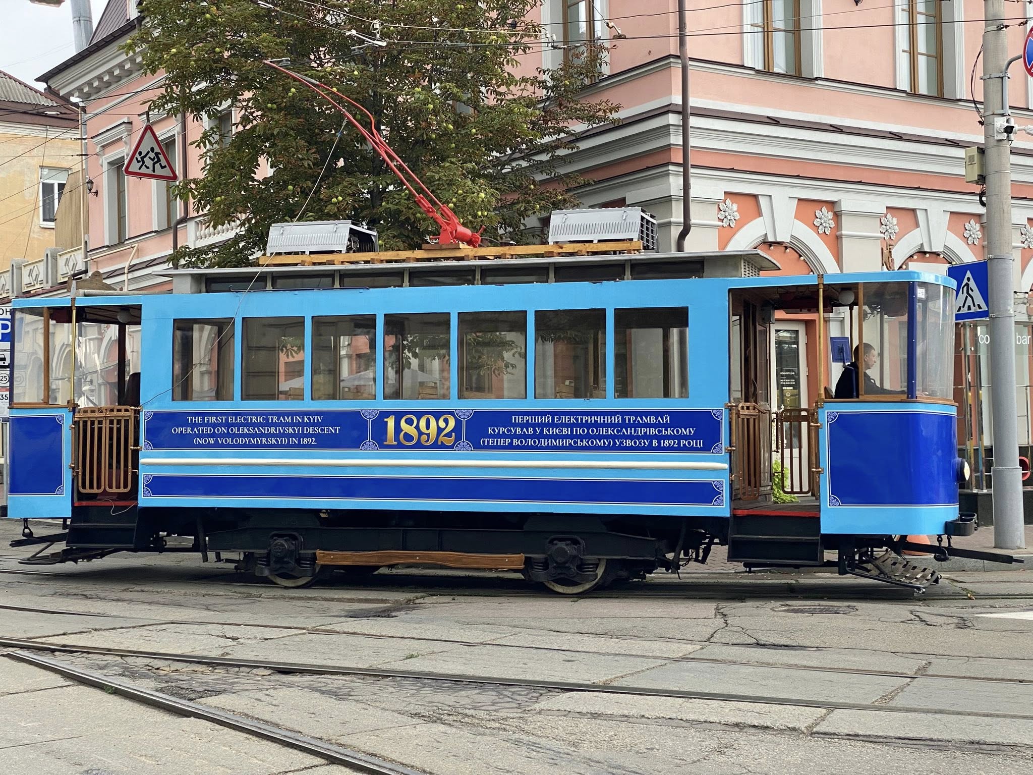 На столичному Подолі почав курсувати ретро-трамвай (фото)