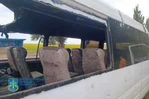 На Дніпропетровщині російський БпЛА вдарив по мікроавтобусу – вбито чоловіка, є поранені На Дніпропетровщині російський БпЛА вдарив по мікроавтобусу - вбито чоловіка, є поранені