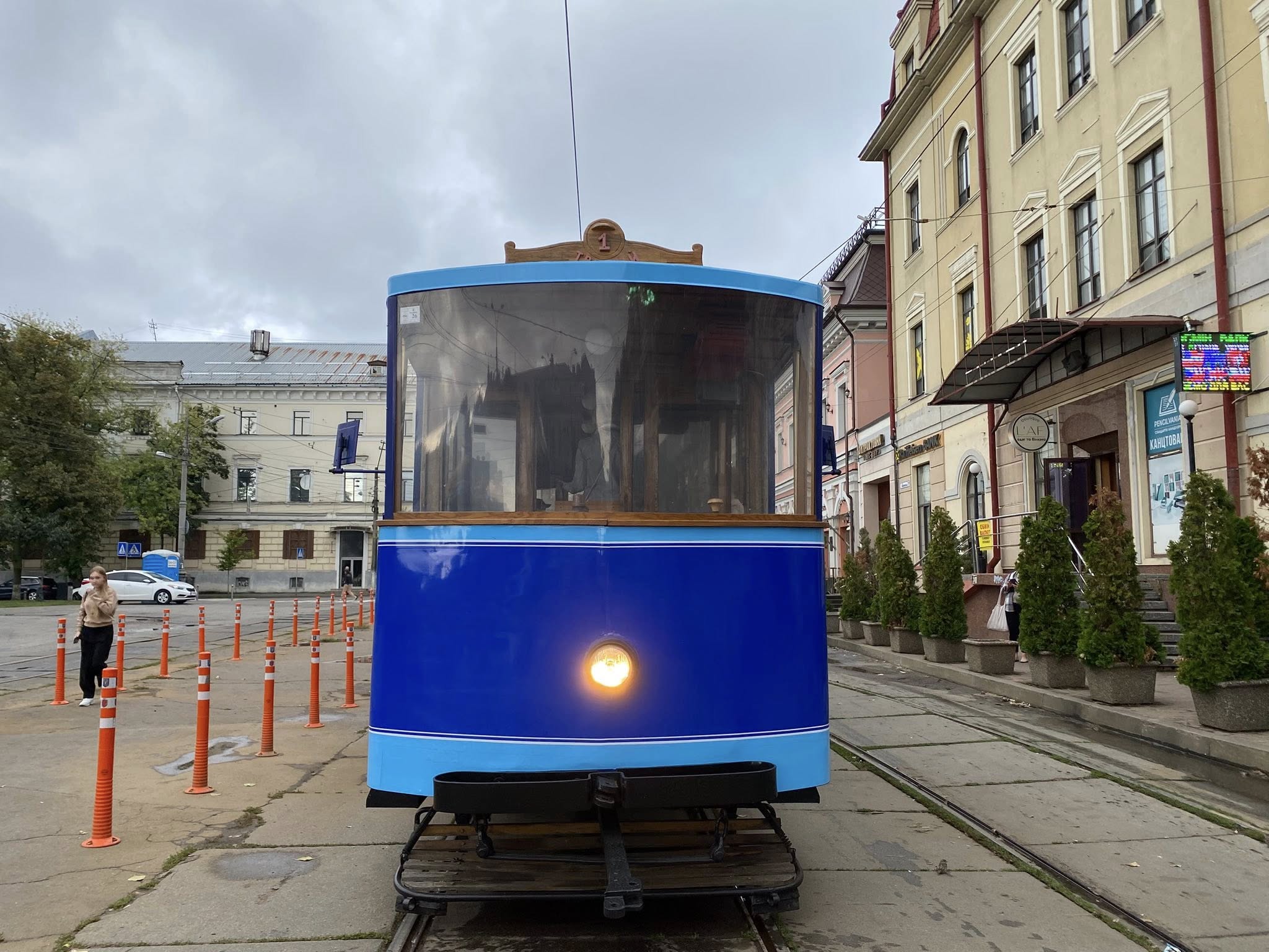 На столичному Подолі почав курсувати ретро-трамвай (фото)