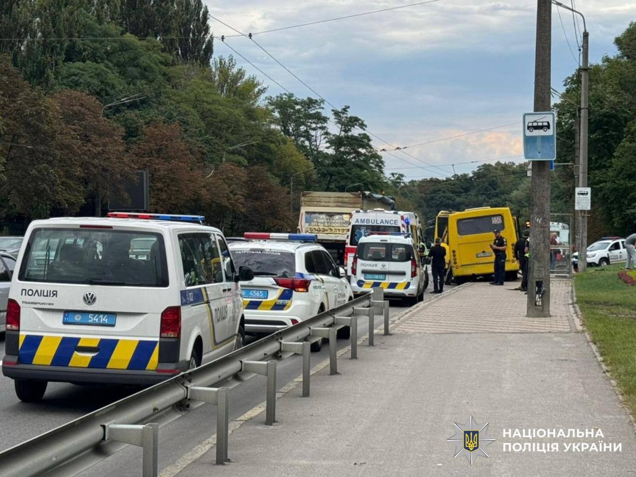На Олени Теліги у Києві маршрутка зіткнулася з автобусом, є потерпілі На Олени Теліги у Києві маршрутка зіткнулася з автобусом, є потерпілі